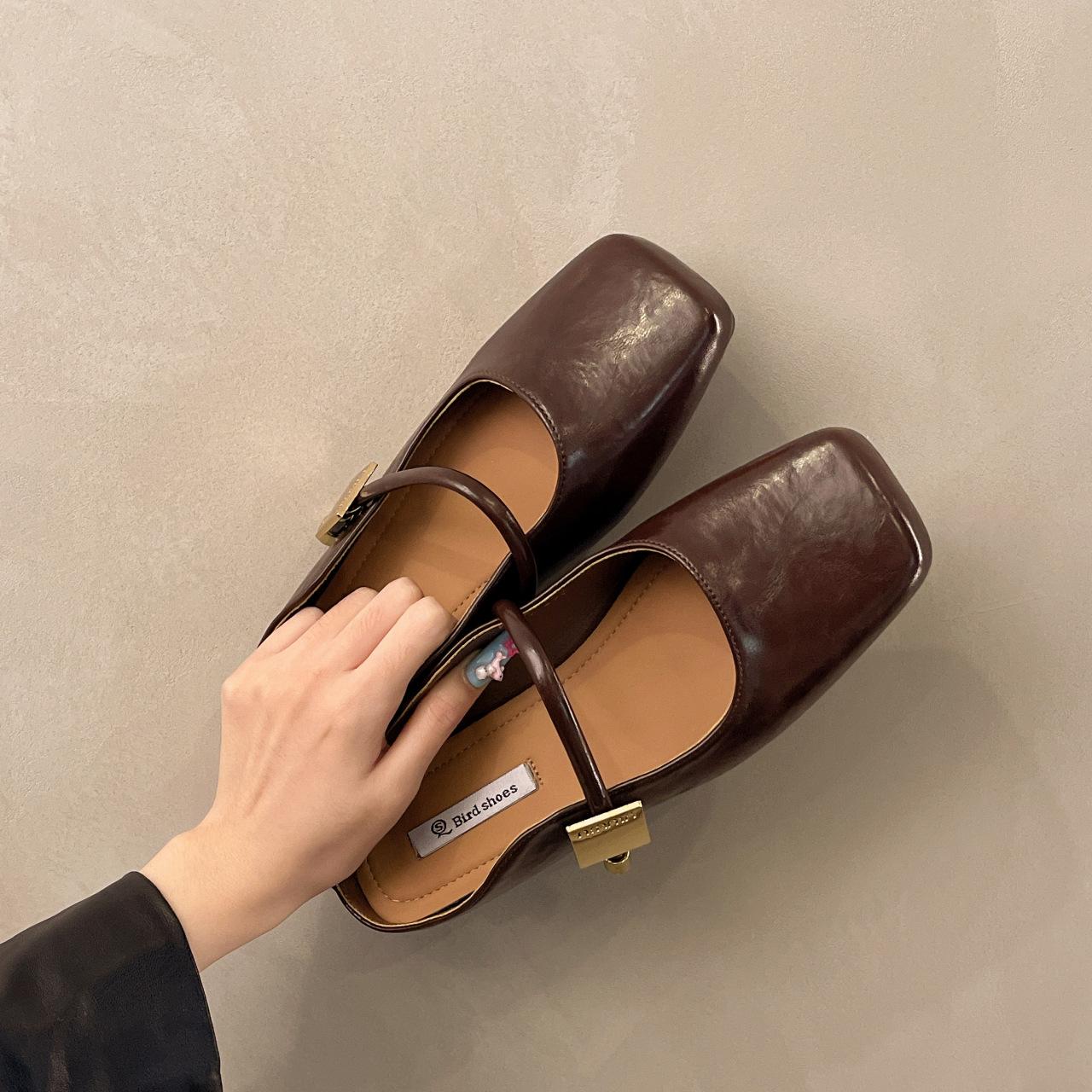 Плоскодонный квадратноголовый лентяй с одной ногой и полушлепанцами для ношения на улице 2025 весна новый повседневный мягкоподошвенный с сумкой на голове шлепанцы 40